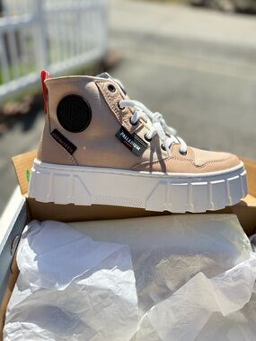 NWT Palladium Women's 7 High-Top Platform Sneaker in Beige